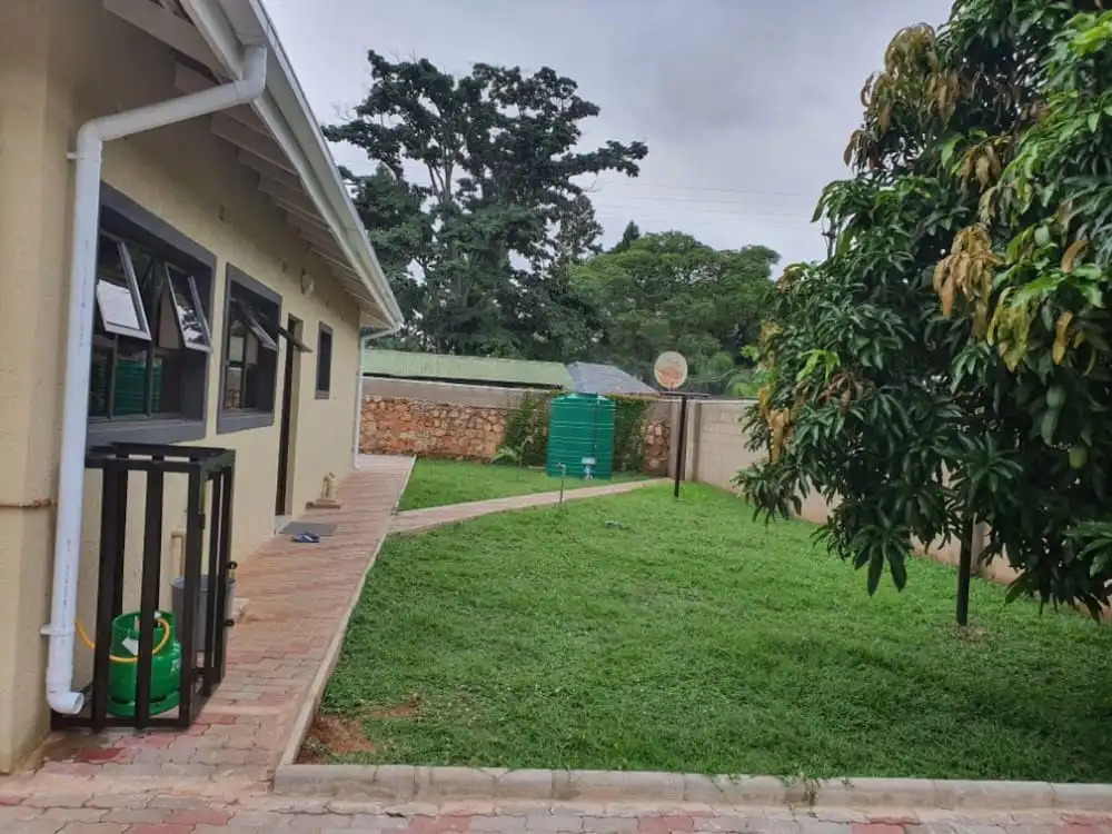 Posh 3 bedroomed guesthouse in Hillside with pool - 2039