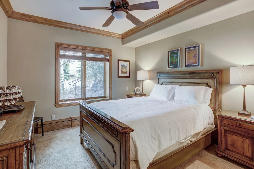 4br Plus Den Platinum Townhome, Walk To Lift 4 Bedroom Townhouse by RedAwning