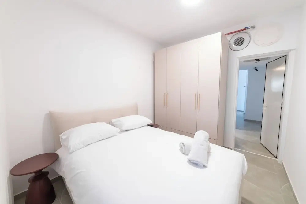O&O - 2 BR Stylish & Modern Apartment