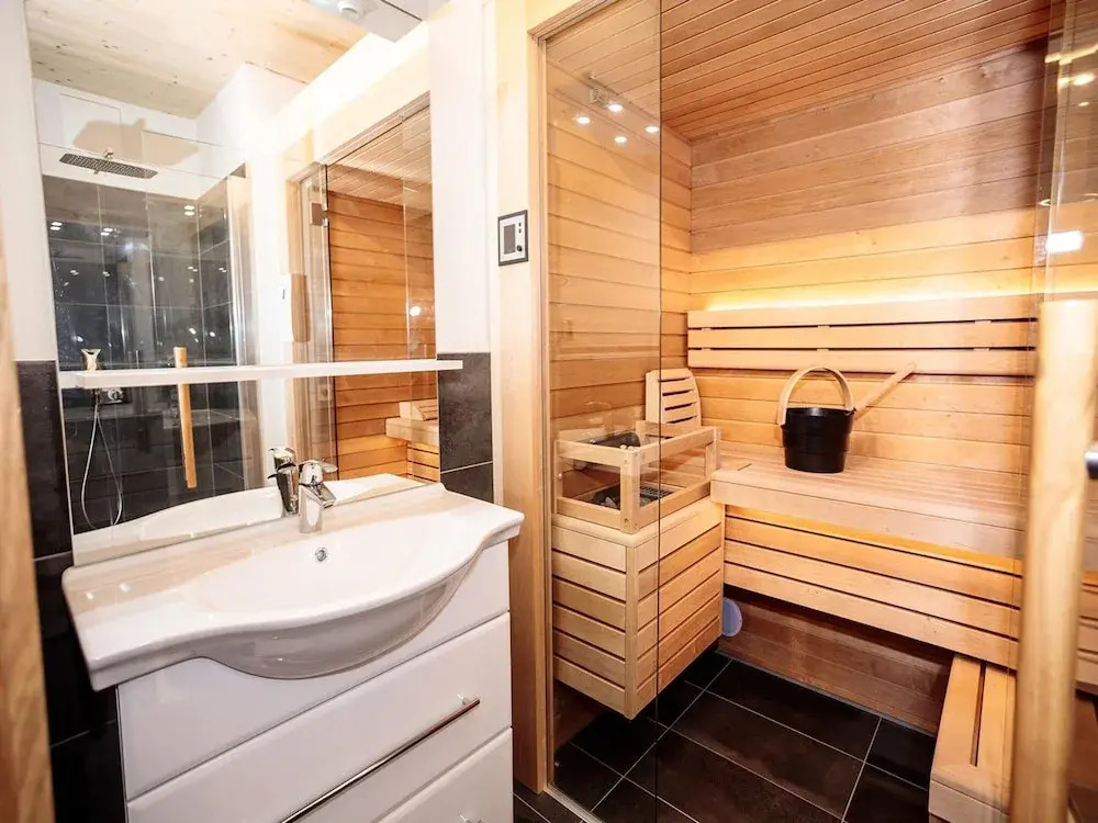 Spacious Apartment With Sauna