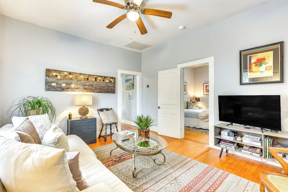 1 Mi to Dtwn Wilmington: Quiet Cottage w/ Deck