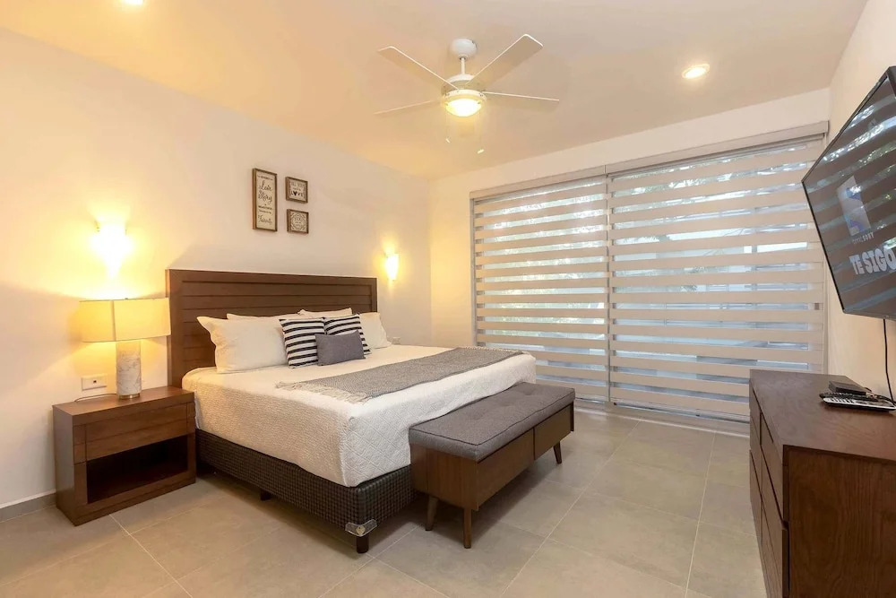 One Bedroom, Great Location, Large Roof Pool With Beautiful Views, Gym