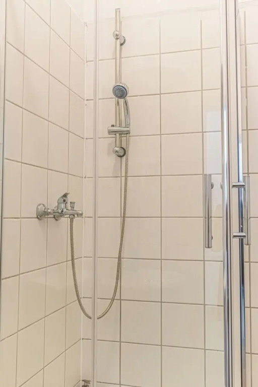 Elegant 2BR Apt Steps from Westbahnhof