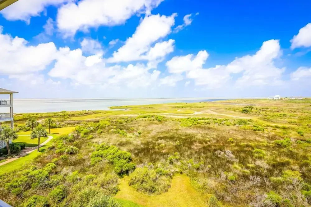 Resort Living on the Bay 2 bed 2 Bath Gorgeous bay Views