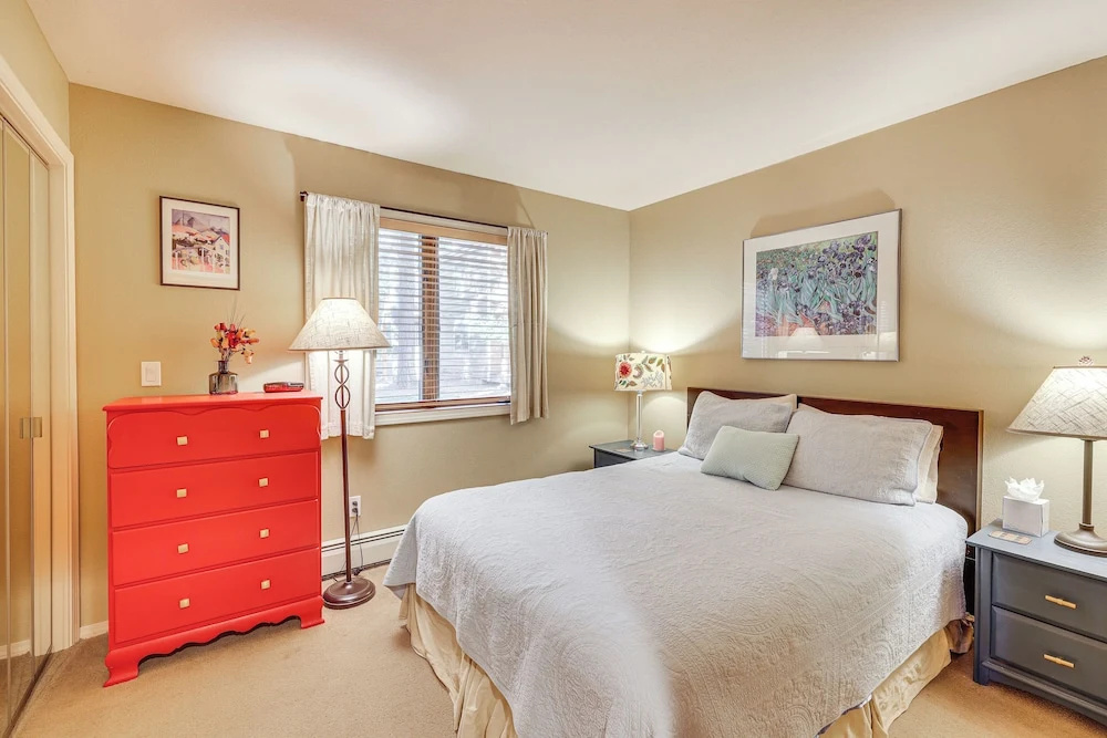 Lake Tahoe Corner Condo w/ Hot Tub, Beaches Nearby