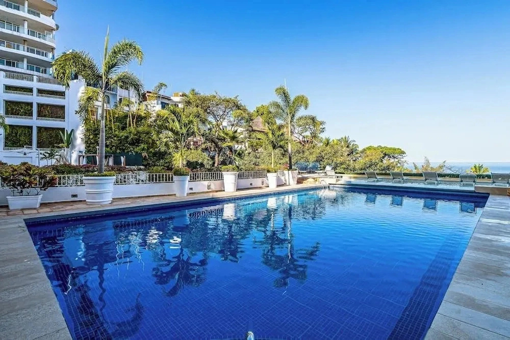 Luxurious Partial Ocean-view Suite With 3 Pools, hot Tub, gym & Balcony