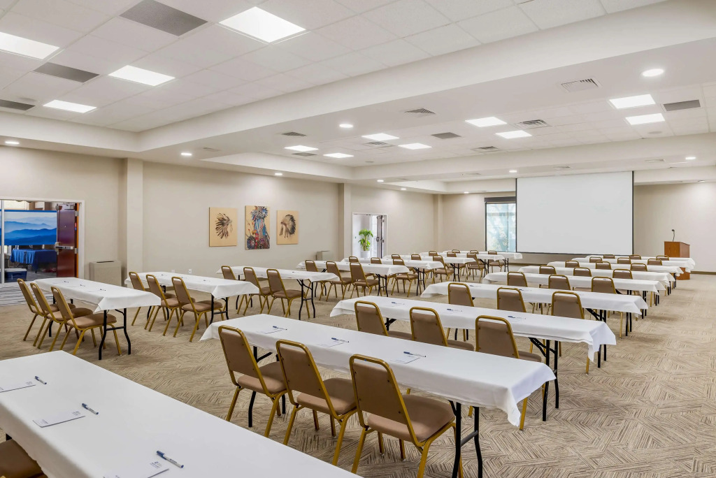 Best Western Plus Crossroads Inn & Suites