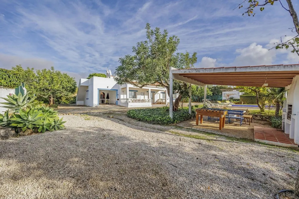 Muxima in Quelfes With 3 Bedrooms and 2 Bathrooms