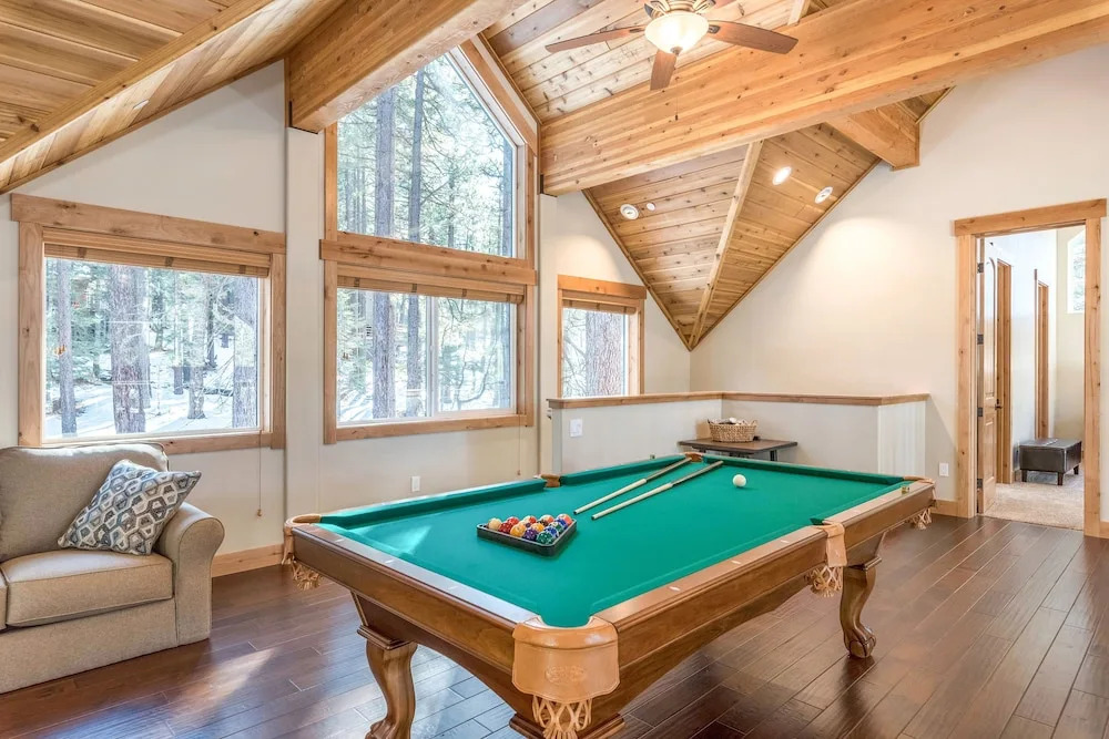 Expansive 6br W/ Hot Tub, Pool Table & 4 Balconies 6 Bedroom Home