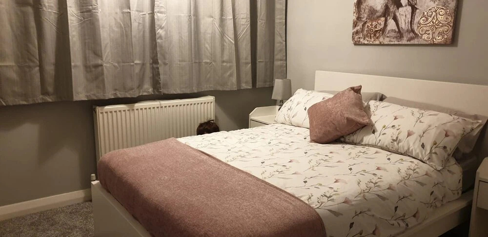 Cosy 3 bedroom residential house, private garden, 30 minutes from Alton Towers, 5 minute walk to Trentham Gardens