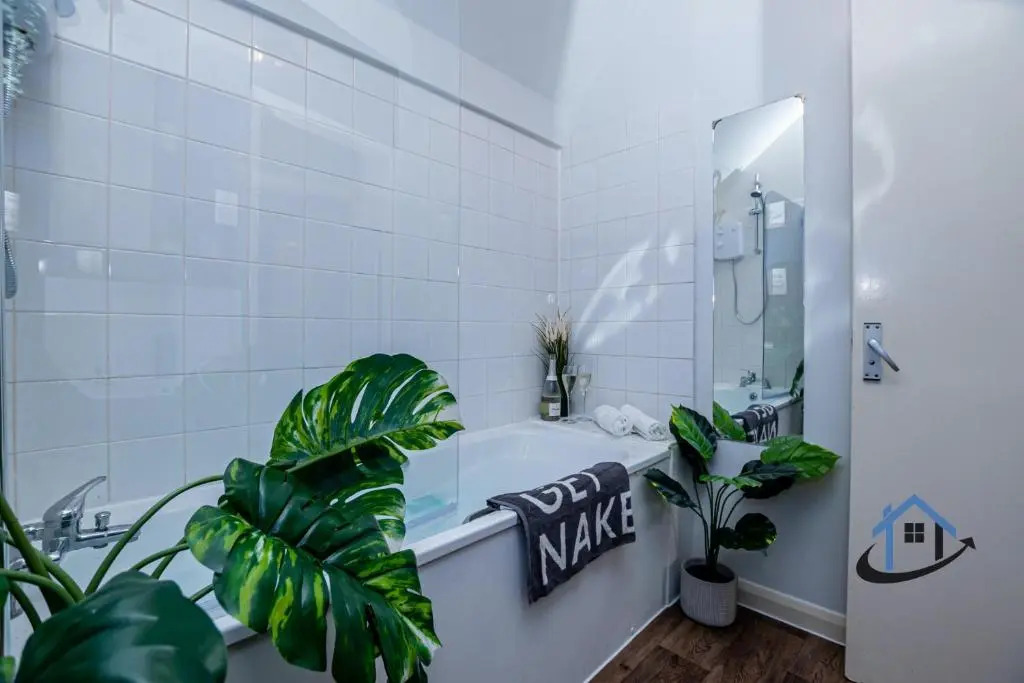 Flat 5, super king bed, free parking, workspace, free wi-fi