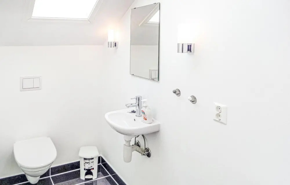Awesome Apartment in Strandebarm With 5 Bedrooms and Wifi