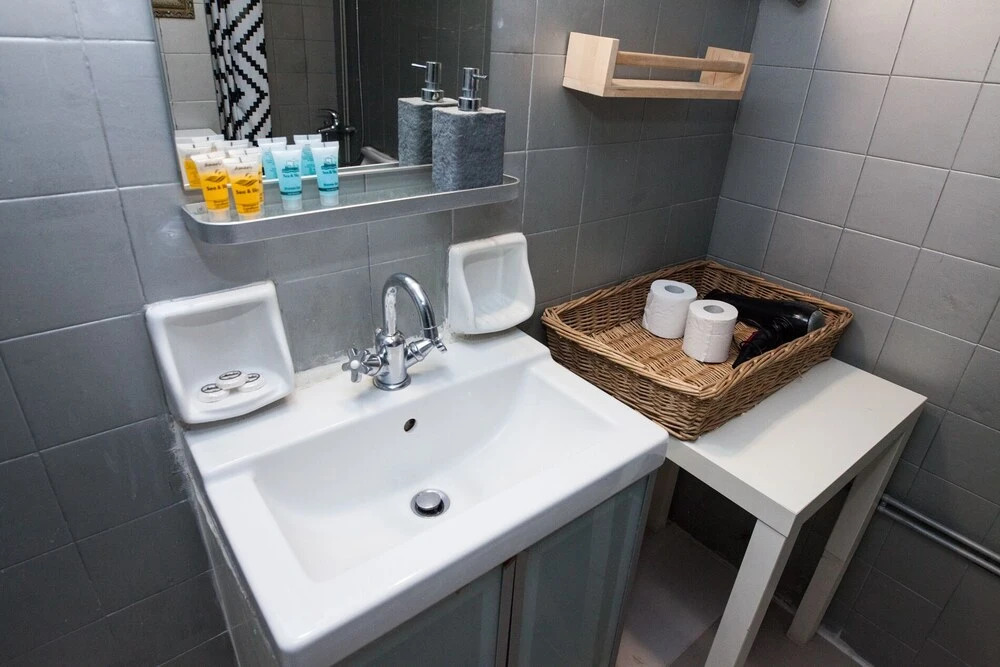 Charming 2 Bedroom apt next to Panormou