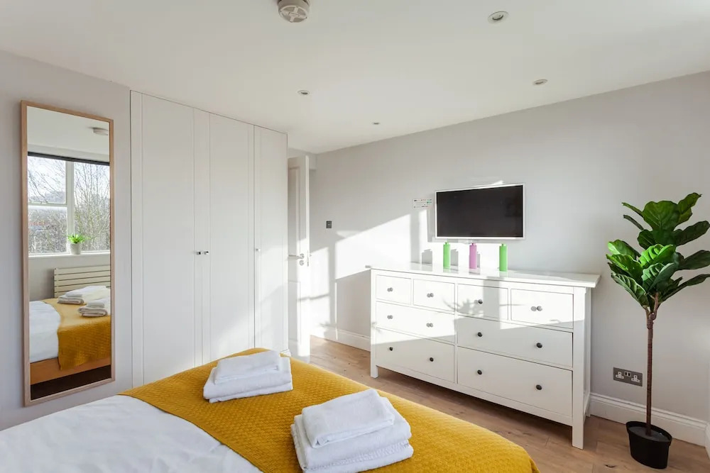 3 Bedrooms 2 Bathrooms Apartment London