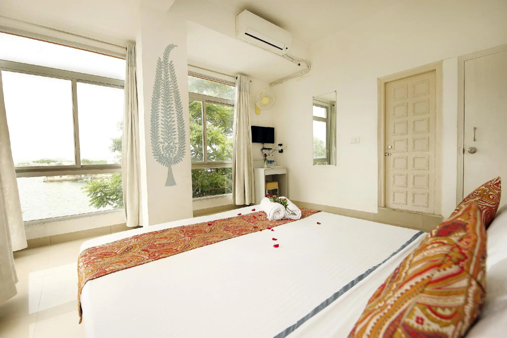 Hotel Casa by the lake