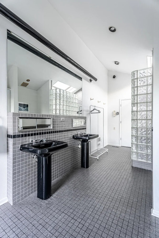 5br Home w/ Pool and a View!