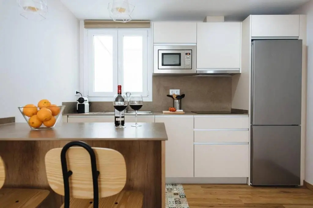Hostly Sol 2bdr flat with patio in Seville center