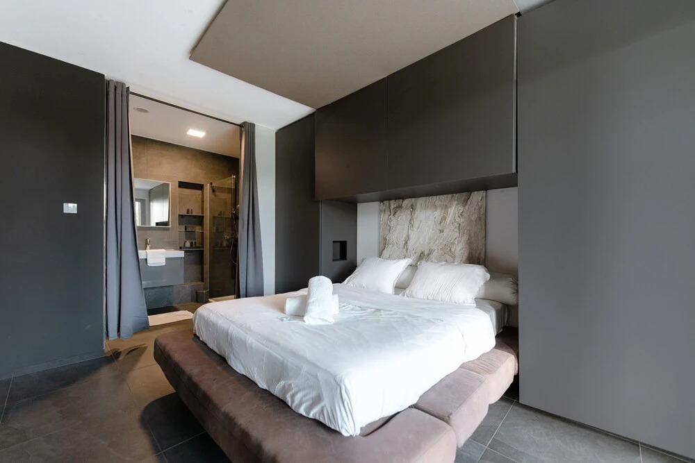 Stylish 1BR Apt w Balc Cloche dOr