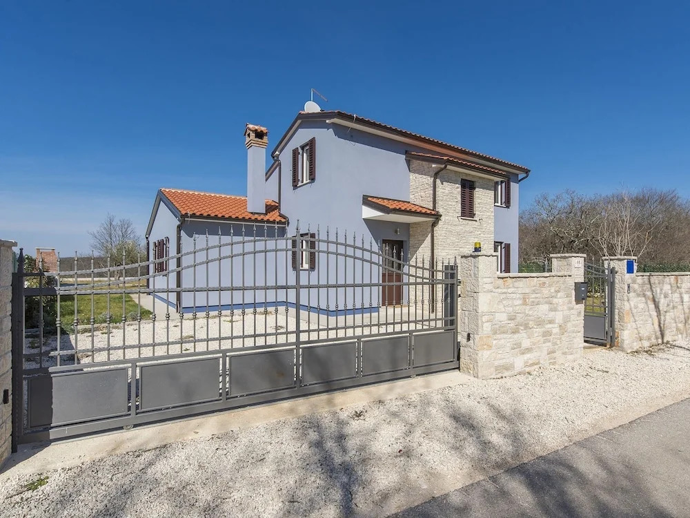 Villa Ragusa for 6+2 People With Pool in a Small Village Sosici Near Rovinj