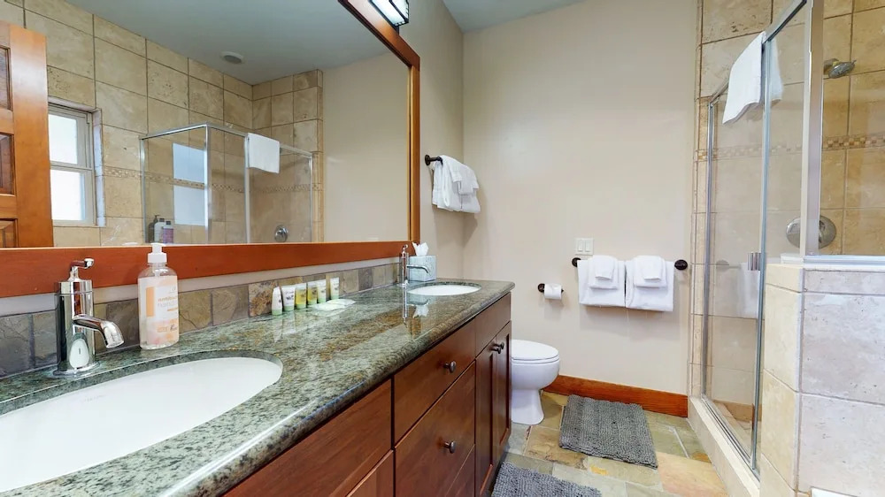 Red Slate Canyon - Modern 2-story Condo