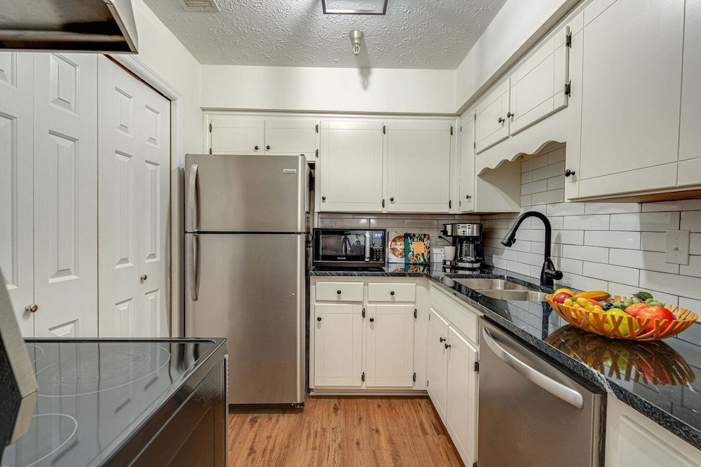Nashville - 1808 State St #208