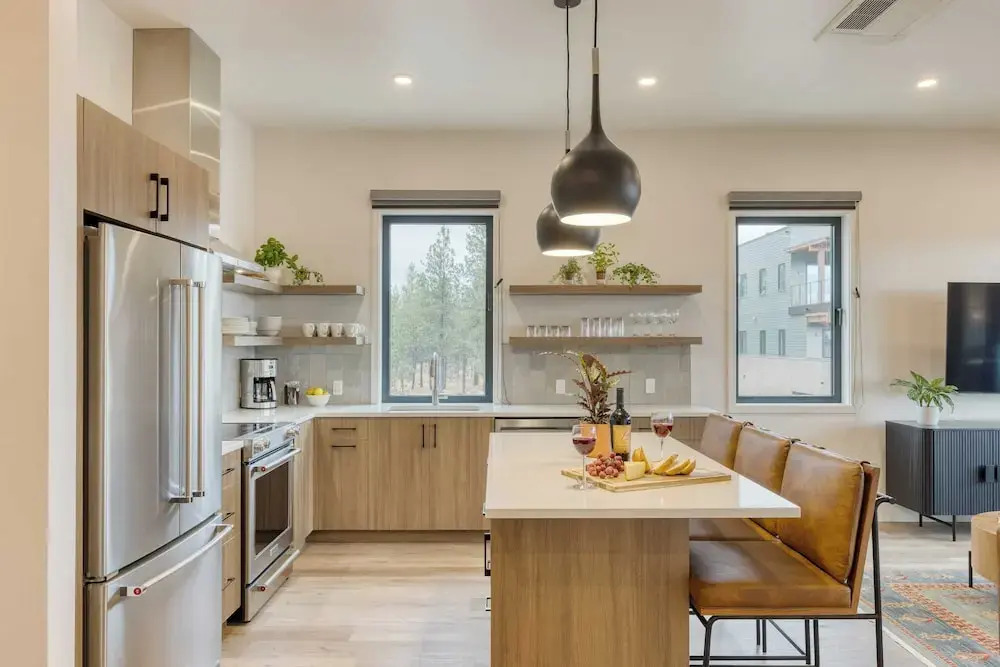 Sleeps 20 4 Units, Hot Tub, Deck, Near Downtown+old Bend Aerie by Avantstay