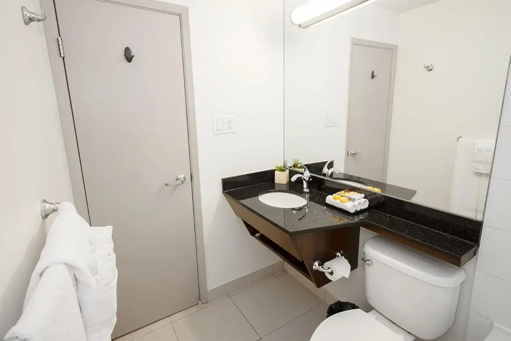 21st Floor Two Bedroom Downtown Unit Free Parking
