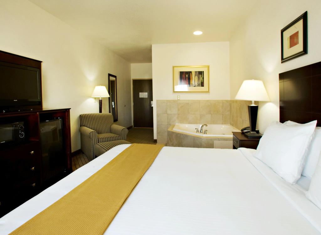 Holiday Inn Express & Suites Childress by IHG