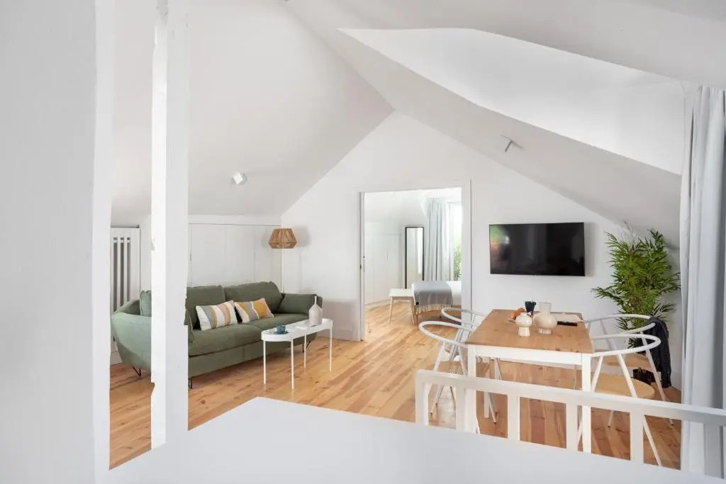 Spacious 6Bedroom House w/ Sunny Terrace in Lisbon