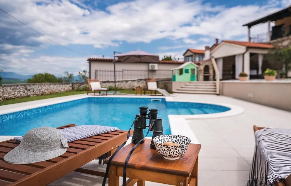 4 Bedroom Lovely Home In Hrboki