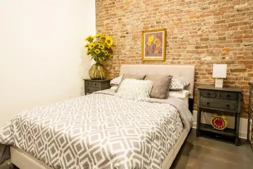 LazyKey Suites - Stylish 2BD Loft in the Heart of Old City