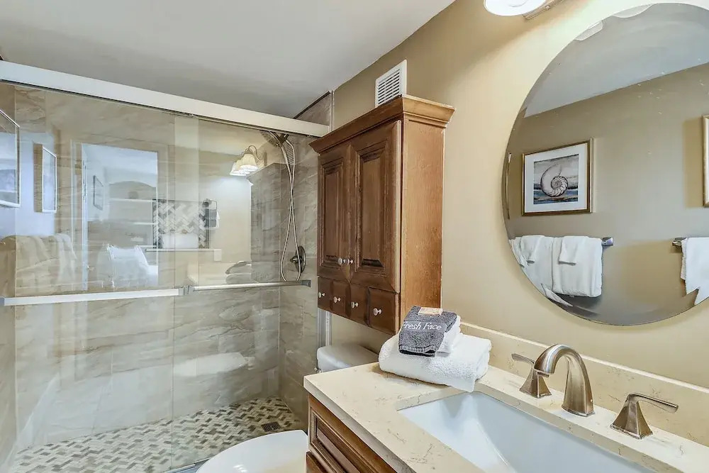 DP 202C Recently renovated 2 bedroom condo near Destin Harbor and amazing views by RedAwning