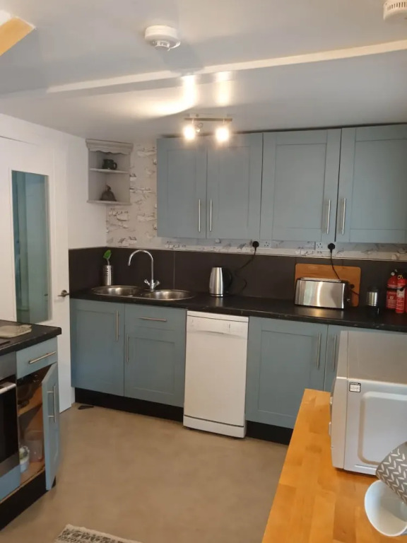 Close to the Seaside - Sleeps 4/free Wifi/parking