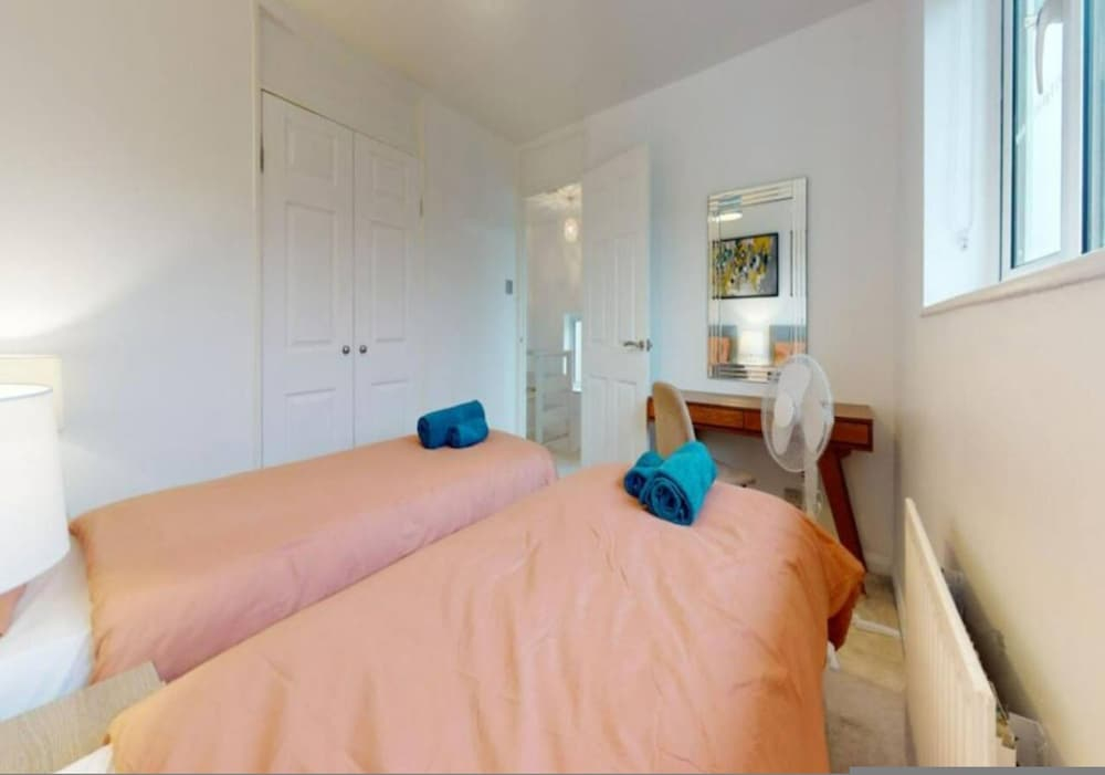 Comfort Stay Slough 3BR Home for Groups Families