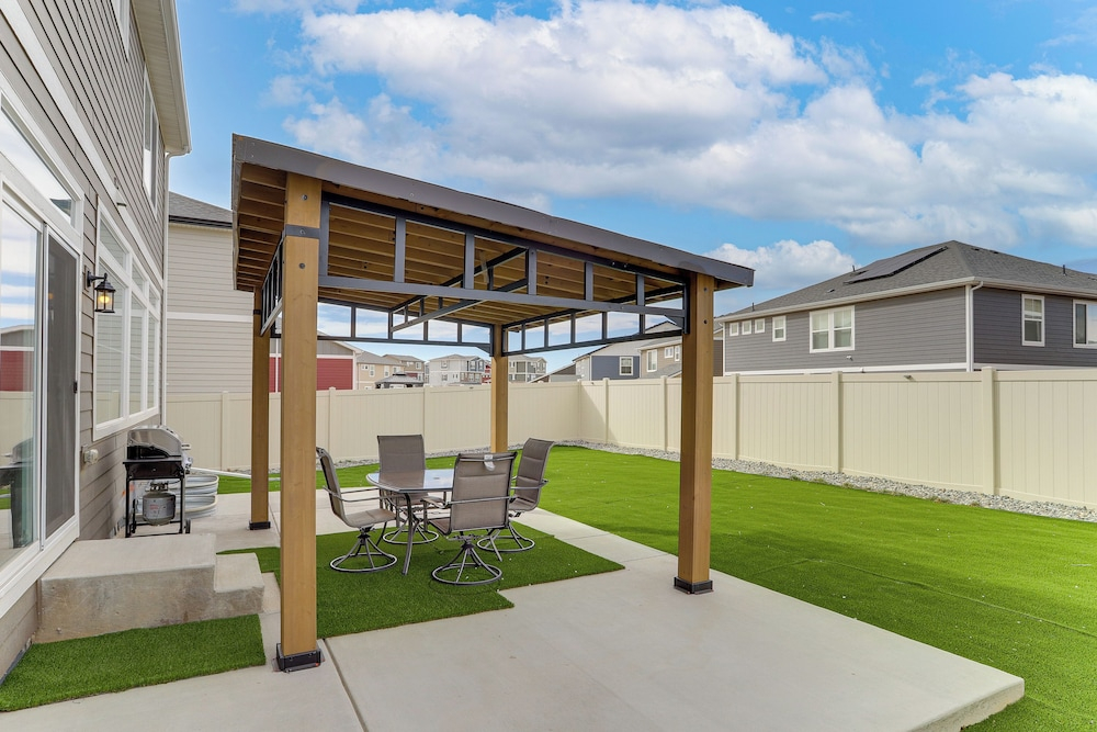 17 Mi to Downtown Denver: Modern Aurora Home!