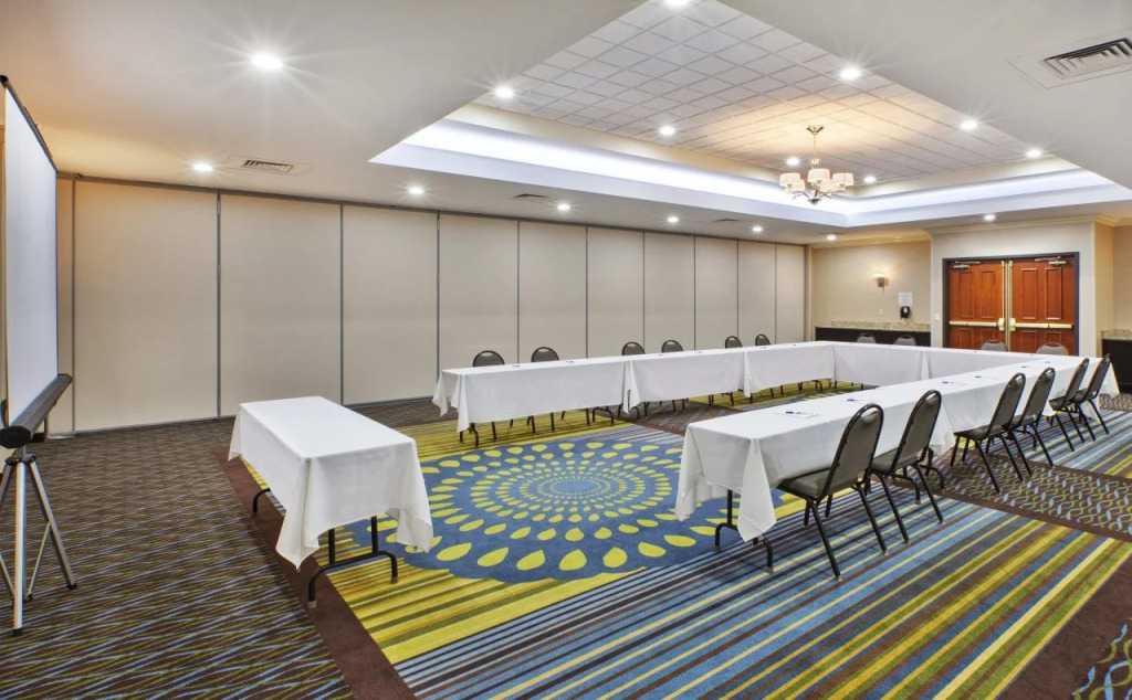 Holiday Inn Express Hotel & Suites - Belleville Area by IHG