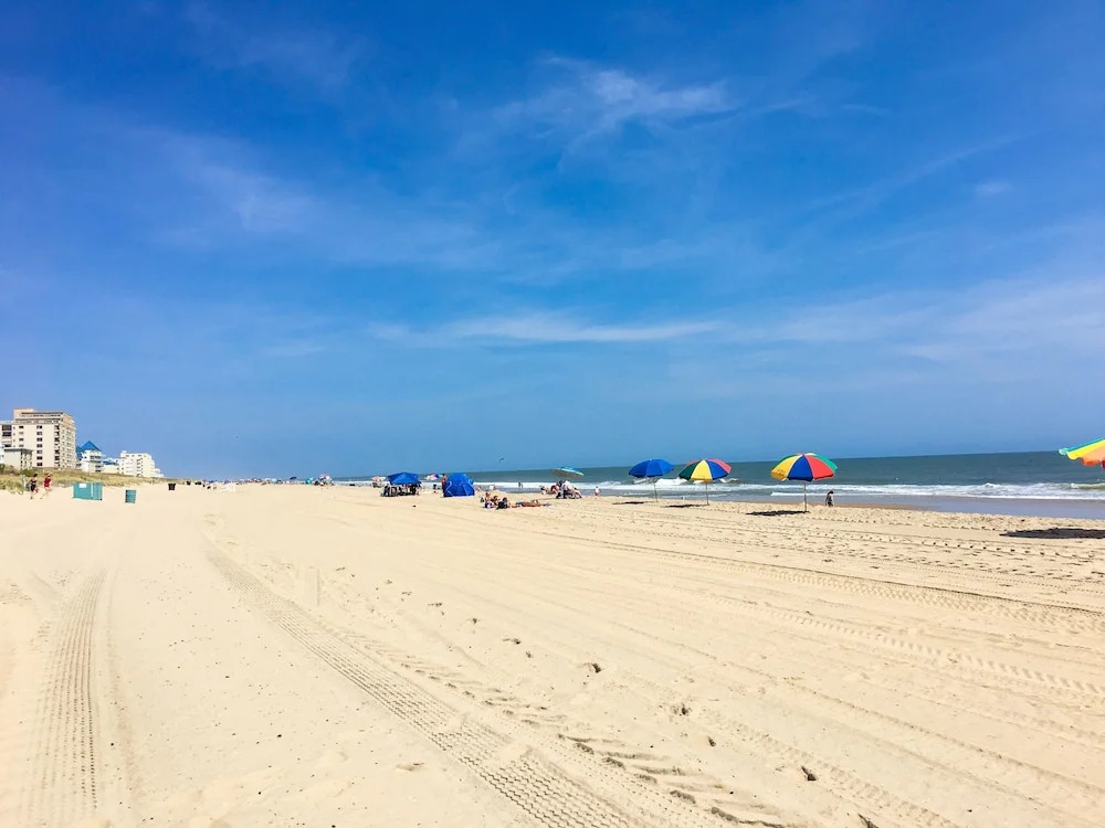 New Listing! Ocean-view W/ Rooftop Pool 4 Bedroom Condo