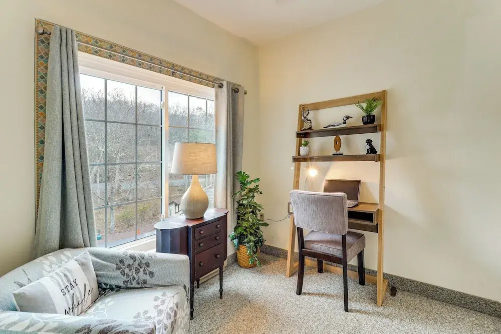 Game Room & Bbq: Waterfront Lake Harmony Condo!