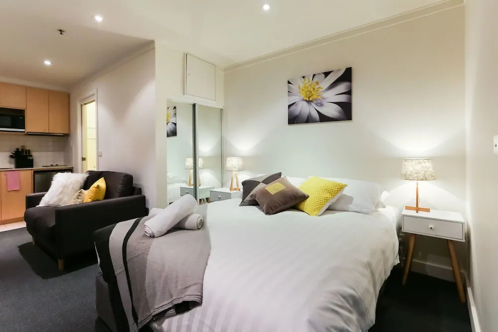 WILLOW, Carlton Studio Apartment