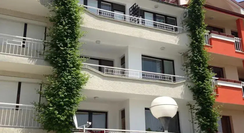 Yanis Guest House