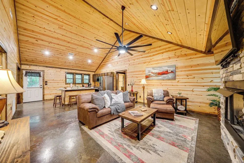 Broken Bow Cabin w/ Private Hot Tub: 14 Mi to Lake