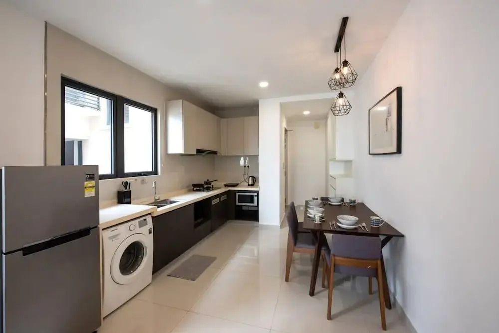 Comfy 3BR Apt in Danga Bay, Free Parking, Sea View