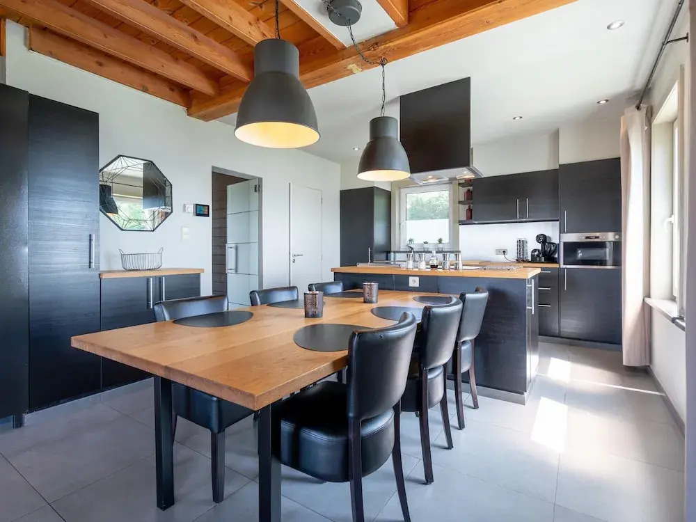 Beautiful, Luxury Home with Sauna, Hot Tub, Private Bathrooms