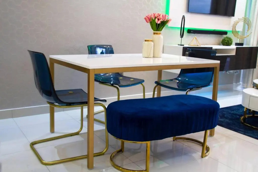 Modern n Chic Apt w Social Area at Rooftop