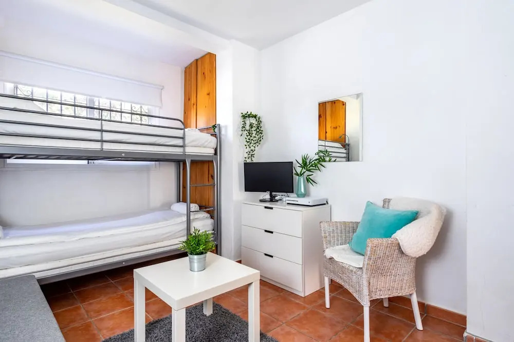 Beachside Apartment with Garden Ref 89