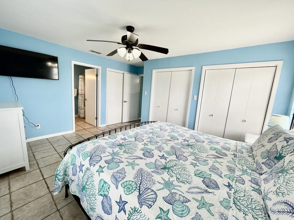 Beers And Sunshine 3 Bedroom Home by Redawning