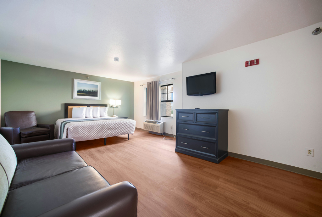 HomeTowne Studios by Red Roof St. Louis - Airport/N Lindbergh