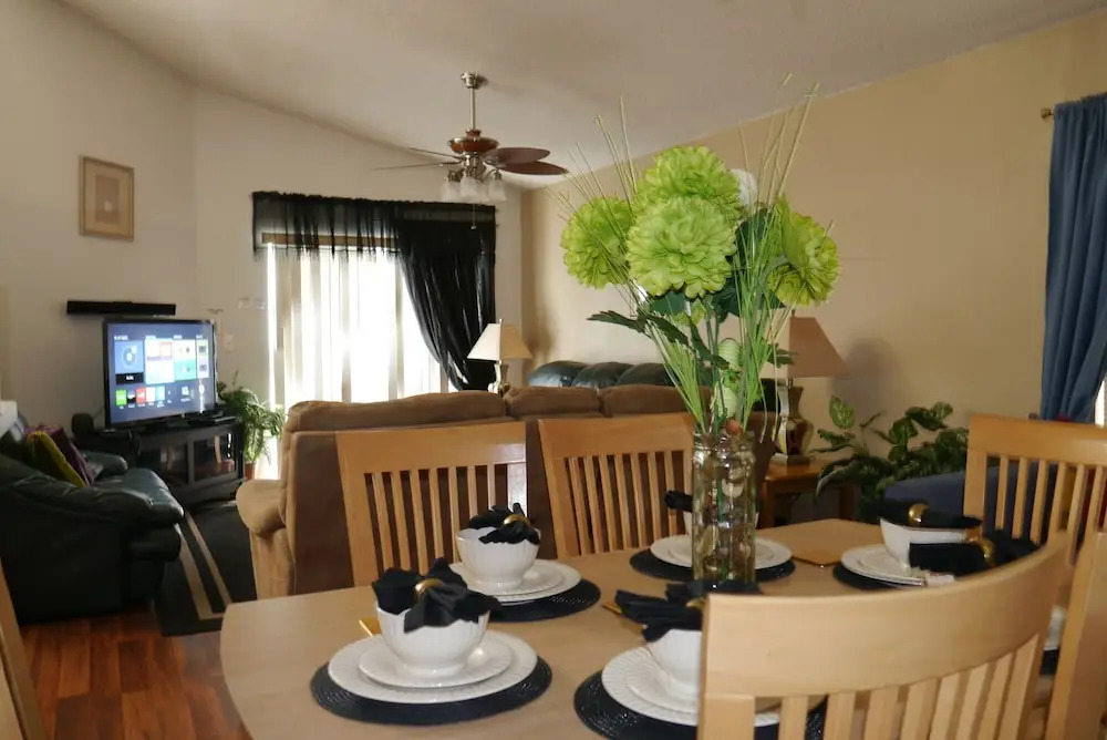 Captivating 4-Bed Villa in Four Corners