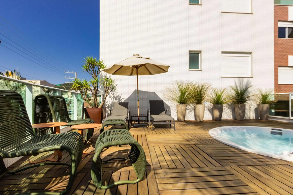 Boulevard Bombinhas 215-C - Sofisticado Apto 3 dorms 6 pessoas Condomínio de Luxo com Piscina Climatizada