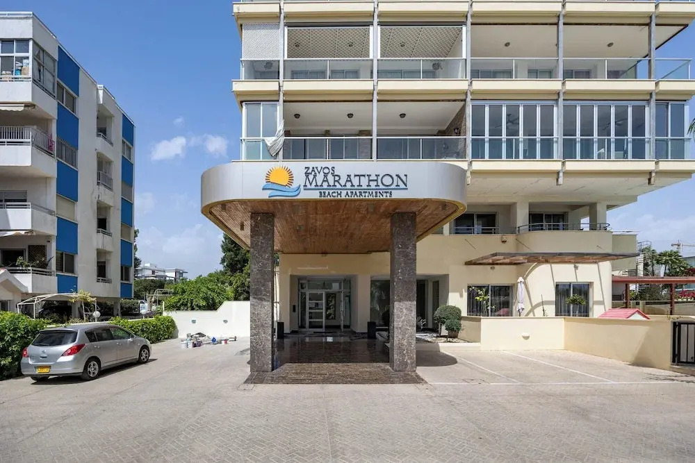 Marathon Beach Apartment - Sea View, Shared Pool